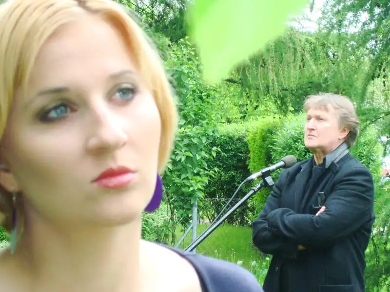 Aktorzy Teatru Zwierciadło w spektaklu Ocalić od zapomnienia fot. 1
